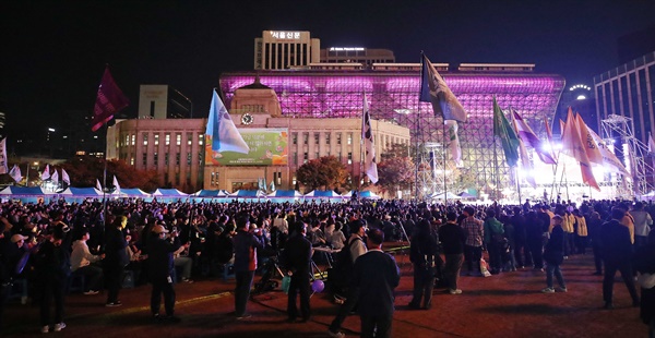 추모의 보랏빛으로 물든 서울광장 26일 오후 서울 중구 서울광장에서 10·29이태원참사 2주기 시민추모대회가 열리는 가운데, 서울시청 외벽이 추모의 보랏빛으로 물들어있다. [공동취재]