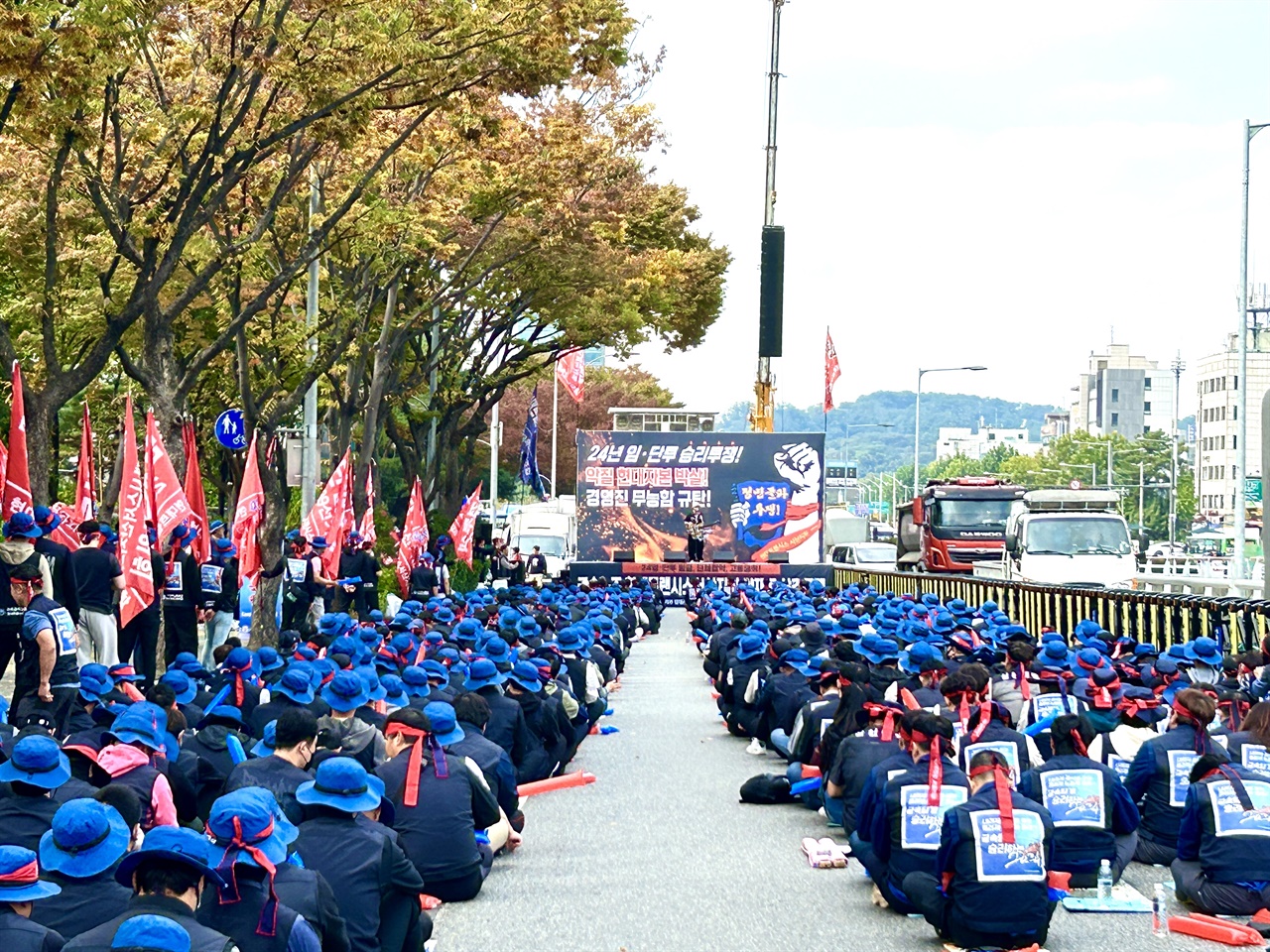  이날 양재동 현대차그룹 본사 앞에서 열린 상경 투쟁에는 조합원 1400여 명, 현대제철 등 현대차 계열사 노조, 금속노조 충남지부와 정의당 권영국 대표 등 주최측 추산 약 2000여 명이 참석했다.
