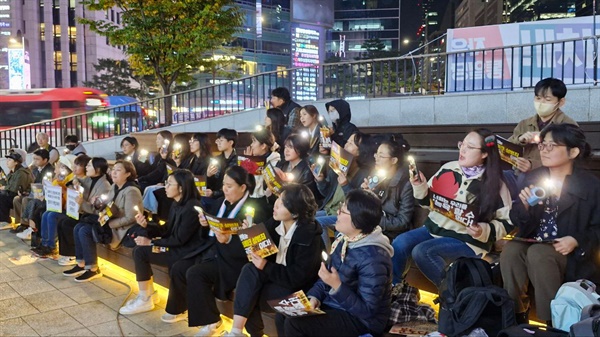 "딥페이크 성범죄, 국가도 공범이다!" 10월 25일 진행된 딥페이크 성범죄 OUT 공동행동 말하기대회 '분노의 불길'에 참여한 참여자들이 함께 노래를 부르고 있다.