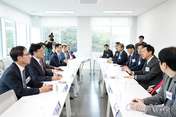  유상임 과학기술정보통신부 장관과 오세훈 서울특별시장이 28일 오후 서울 서초구 서울AI허브에서 열린 '국가 AI 연구거점 개소식' 에 참석해 논의하고 있다.