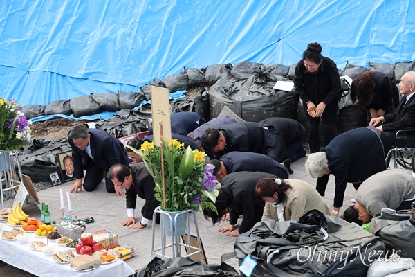  지난 26일 일본 야마구치현 우베시에 있는 조세이탄광 입구인 갱구 앞에 모인 유족들은 82년 만에 갱구를 바라보며 큰절을 올렸다.