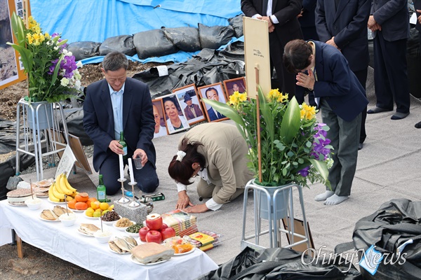  지난 26일 일본 야마구치현 우베시에 있는 조세이탄광 갱구 앞에서 일본 시민단체인 새기는회는 유족들을 초대해 추모식을 열었다. 새기는회 이노우에 요코 공동대표가 희생자들을 추모하며 큰절을 올리고 있다.