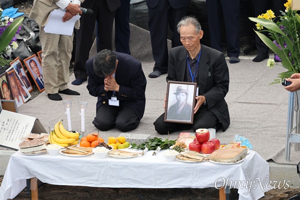  지난 26일 일본 야마구치현 우베시 조세이탄광 갱구 앞에서 열린 추모식에서 일본인 희생자의 아들인 츠네니시 가쓰히코(82)씨와 그의 아들이 추모하고 있다.