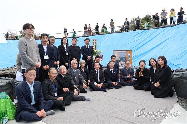  지난 26일 일본 야마구치현 우베시에 있는 조세이탄광 갱구 앞에서 한일 양국 희생자들의 유족들이 추모제를 지낸 후 단체 사진을 찍었다.