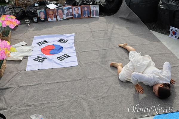  지난 26일 일본 야마구치현 우베시에 있는 조세이탄광 갱구 앞에서 열린 추모제에서 춤꾼 박정희씨가 희생자들의 넋을 위로하기 위한 진혼무를 추고 있다.