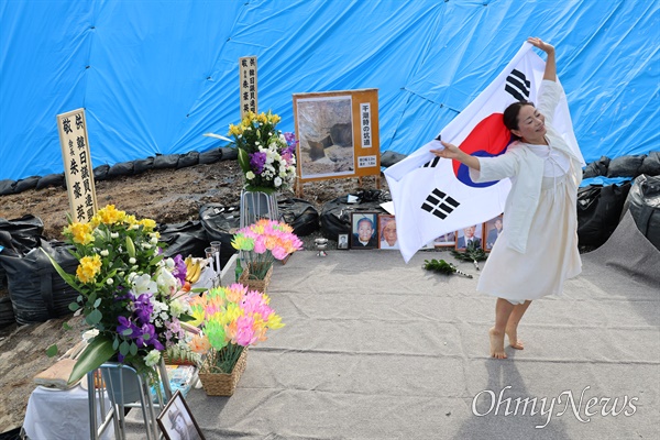  지난 26일 일본 야마구치현 우베시에 있는 조세이탄광 갱구 앞에서 열린 추모제에서 춤꾼 박정희씨가 희생자들의 넋을 위로하기 위한 진혼무를 추고 있다.