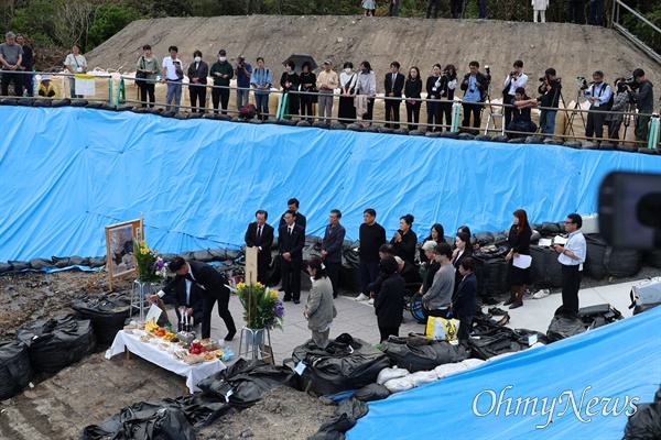  지난 26일 일본 야마구치현 우베시 조세이탄광 입구인 갱구 앞에서 한일 양국의 희생자 유족들과 시민들이 함께 모여 추모제를 열었다.