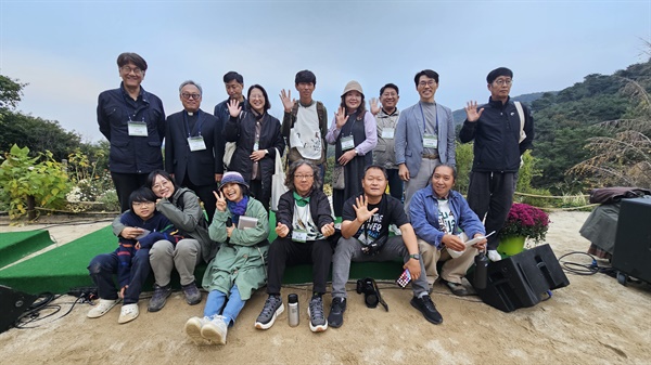  제5회 삼보일배오체투지환경상에서 '대상'을 수상한 보철거시민행동의 기념촬영