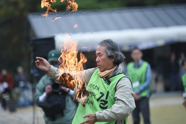  이원규 시인은 27일 영평사 대웅보전 앞에서 ‘삼보일배오체투지 기원 낭송시’를 읊은 뒤 불에 태우는 장면