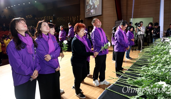  29일 국회에서 열린 10·29 이태원참사 2주기 추모식에서 유가족들이 희생자들의 영정에 헌화하고 있다.