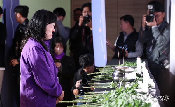  29일 국회에서 열린 10·29 이태원참사 2주기 추모식에서 유가족들이 희생자들의 영정에 헌화하고 있다.