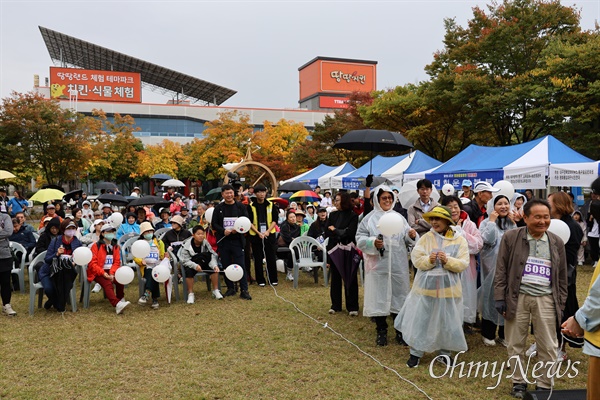  지난 27일 대구 동구 단산유적공원에서 열린 제9회 평화통일염원 걷기대회에 앞서 O,X퀴즈에 참석한 참가자들이 즐거워하고 있다.