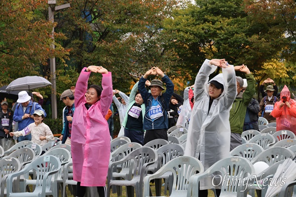  지난 27일 대구 동구 단산유적공원에서 열린 제9회 통일염원 걷기대회에서 참가자들이 걷기에 앞서 운동을 하고 있는 모습.