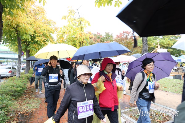  지난 27일 대구 동구 단산유적공원에서 열린 제9회 평화통일염원 걷기대회에 참가한 참가자들이 불로고분군 을 걷고 있다.