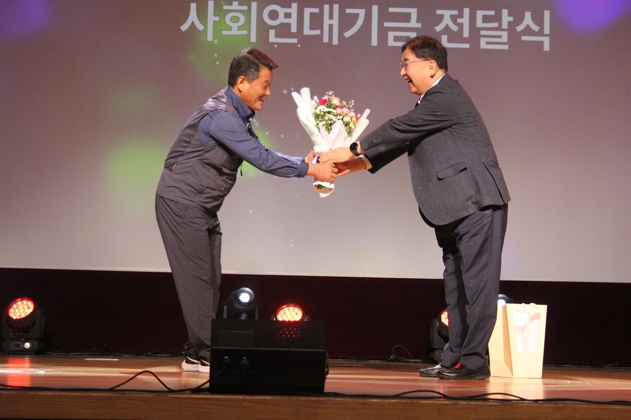 임상혁과 신환섭 전태일병원 건립을 추진중인 '녹색병원' 임상혁 원장이 화섬식품노조 사회연대기금을 받고 기념사진을 촬영했다.