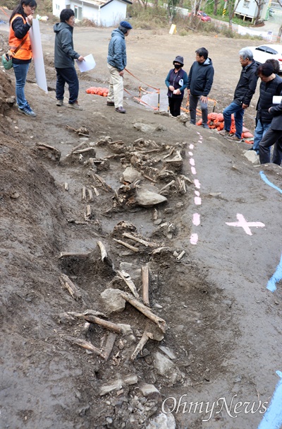  유해를 발굴한 사)한국선사문화연구원(발굴단장 우종윤)이 김동주 교수(KAIST 인류세 센터), 신기철 금정굴인권평화재단 연구소장, 전미경 대전산내희생자유족회장 등 발굴자문위원들에게 발굴내용을 설명하고 있다.