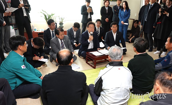  이재명 더불어민주당 대표가 31일 오전 인천 강화군 당산리마을회관에서 북한의 대남방송으로 소음 피해를 보고 있는 지역 주민들과 간담회를 하고 있다.