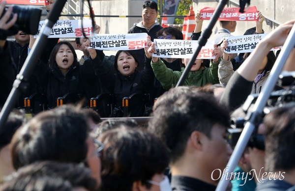 오지마, 날리지마! 대북전단 살포 저지 평화행동 평화위기파주비상행동 회원들이 31일 오전 경기도 임진각 납북자기념관 앞에서 대북전단을 공개 살포하겠다고 예고한 납북자가족모임과 자유북한운동연합에 맞서 '오지마, 날리지마! 대북전단 살포 저지 평화행동'을 하고 있다. 