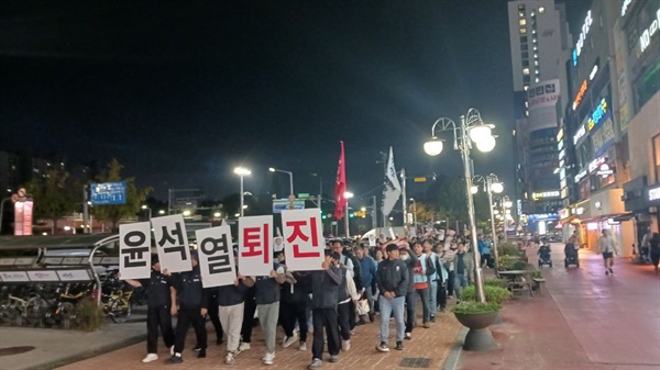 안산시민대행진3 윤석열 퇴진! 안산시민대행진이 진행되고 있다.