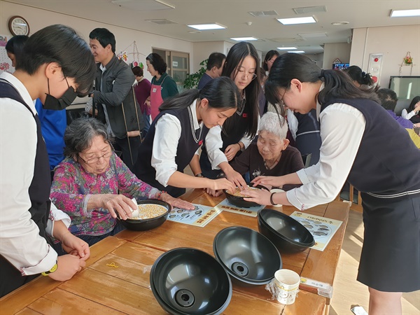  사천여자중학교 동아리, 두레복지원 찾아 봉사활동.