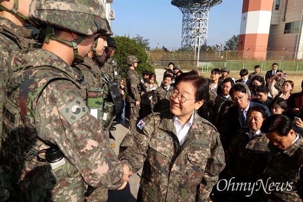  이재명 더불어민주당 대표가 31일 오후 인천 중구 육군 제17사단 3경비단을 방문해 장병들을 격려하고 있다.