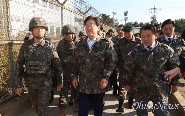  이재명 더불어민주당 대표가 31일 오후 인천 중구 육군 제17사단 3경비단을 방문해 이광섭 사단장의 안내를 받으며 이동하고 있다.