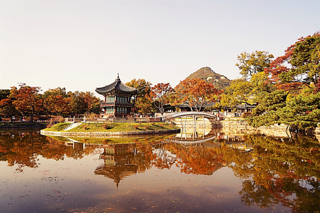  경복궁 향원정의 가을 풍경