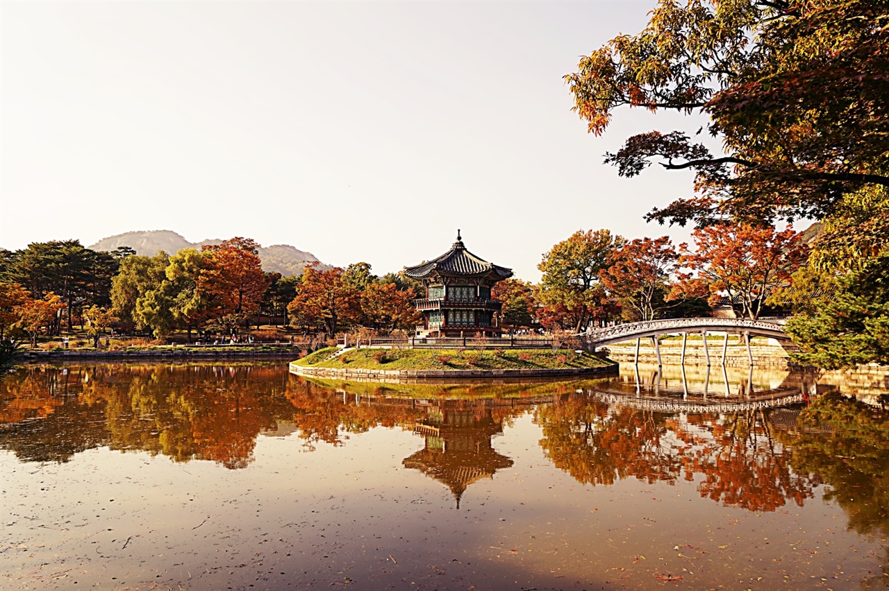  경복궁 향원정의 가을 풍경