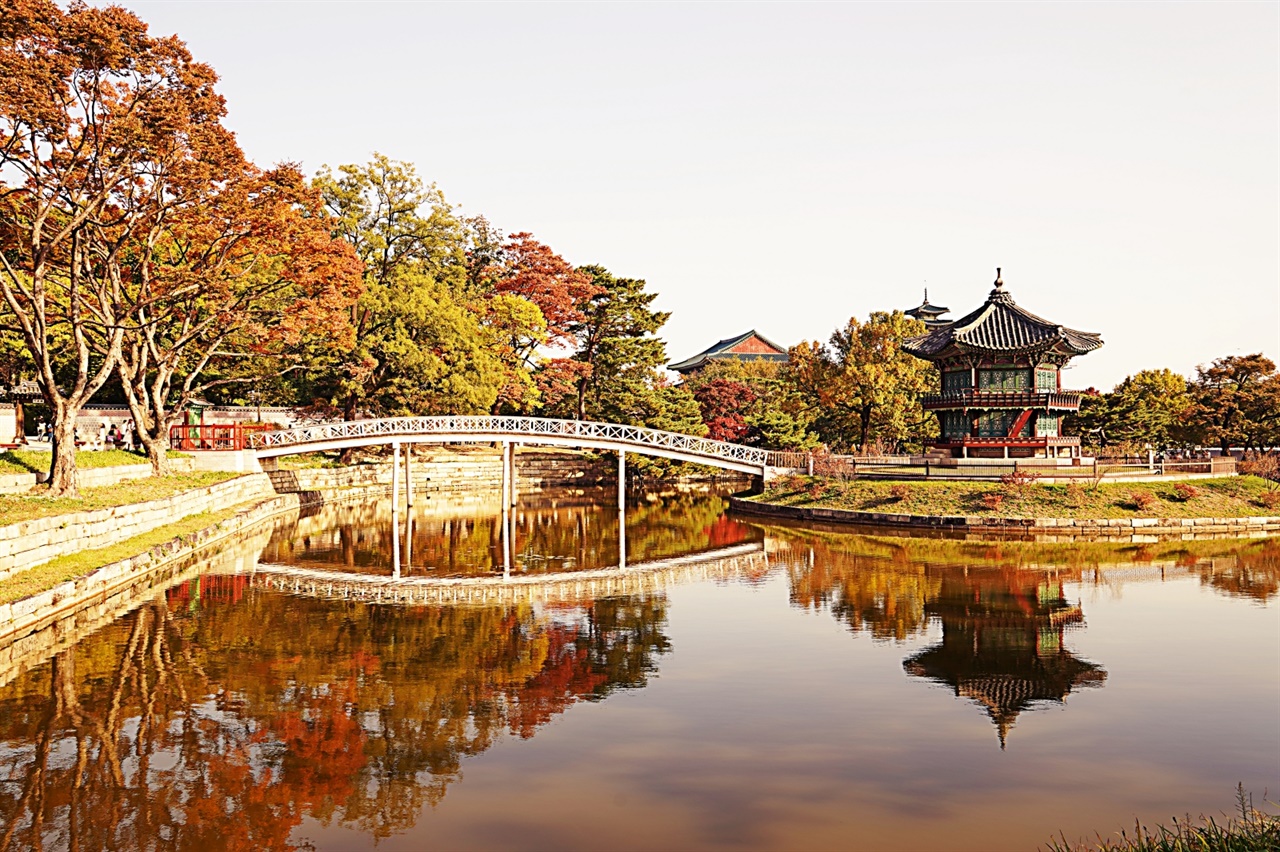  경복궁 향원정의 가을 풍경