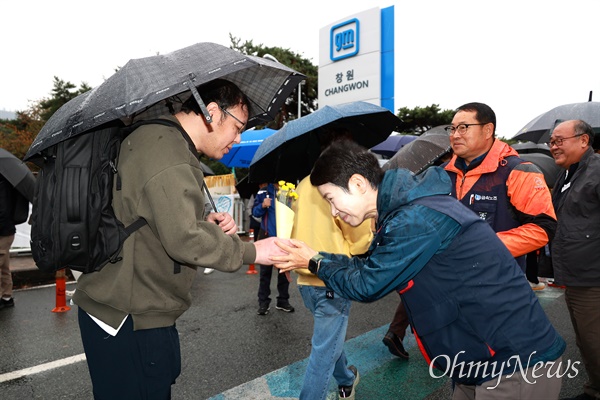  1일 아침 한국지엠 창원공장 정문 앞에서 열린 ‘불법파견 대법원 승소, 정규직 첫 출근’ 환영 행사.