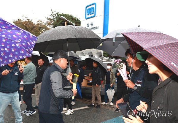  1일 아침 한국지엠 창원공장 정문 앞에서 열린 ‘불법파견 대법원 승소, 정규직 첫 출근’ 환영 행사.