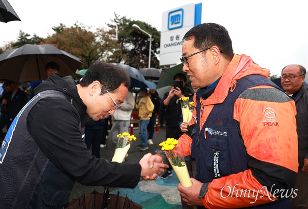  1일 아침 한국지엠 창원공장 정문 앞에서 열린 ‘불법파견 대법원 승소, 정규직 첫 출근’ 환영 행사.