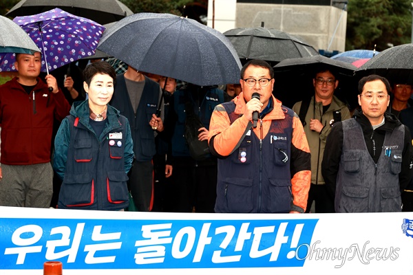  1일 아침 한국지엠 창원공장 정문 앞에서 열린 ‘불법파견 대법원 승소, 정규직 첫 출근’ 환영 행사.