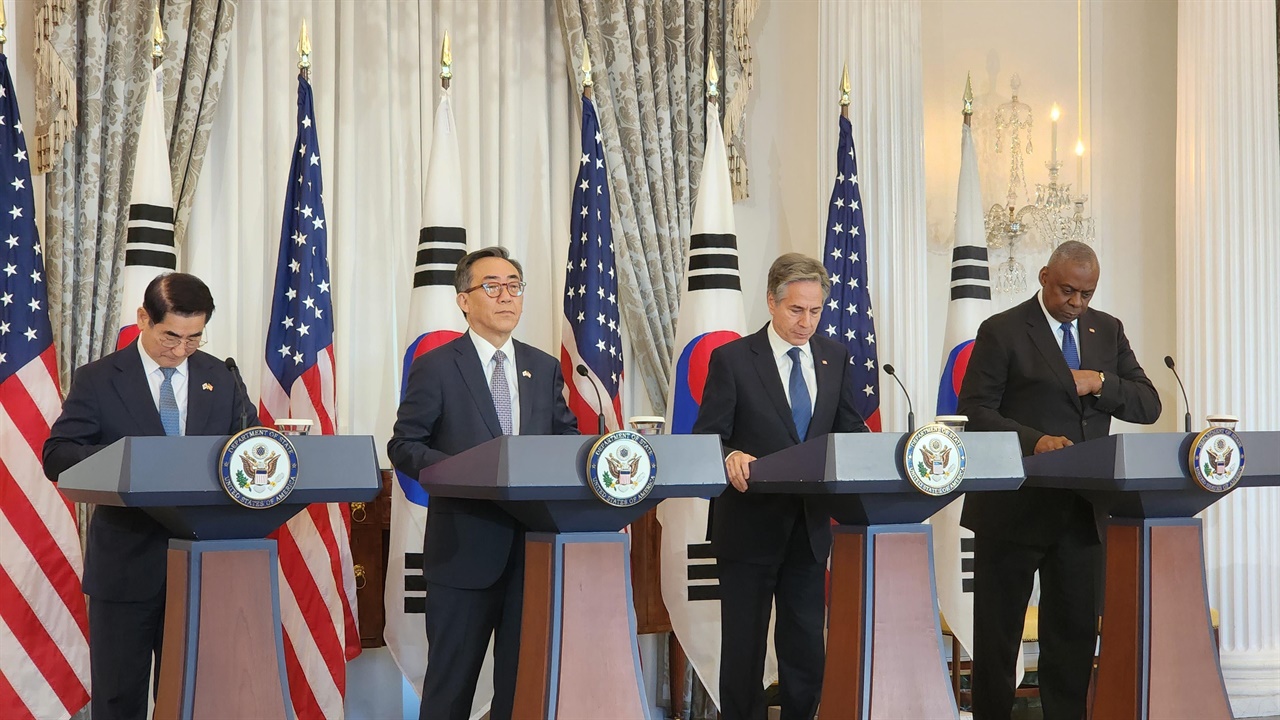  한국 김용현(왼쪽부터) 국방부 장관과 조태열 외교부 장관, 미국 토니 블링컨 국무부 장관과 로이드 오스틴 국방부 장관이 31일(현지시간) 워싱턴DC에서 '제6차 한미 외교·국방(2+2) 장관회의'울 마친 뒤 공동 기자회견을 하고 있다.