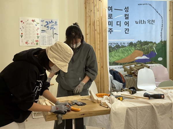  지역문화창작공간 ‘둠벙’에서는 옥천을 배경으로 한 다양한 프로그램이 진행된다. ‘둠벙’의 공간 바깥 벽면은 늘 행사 개최와 초대를 알리는 홍보물로 빼곡하다.