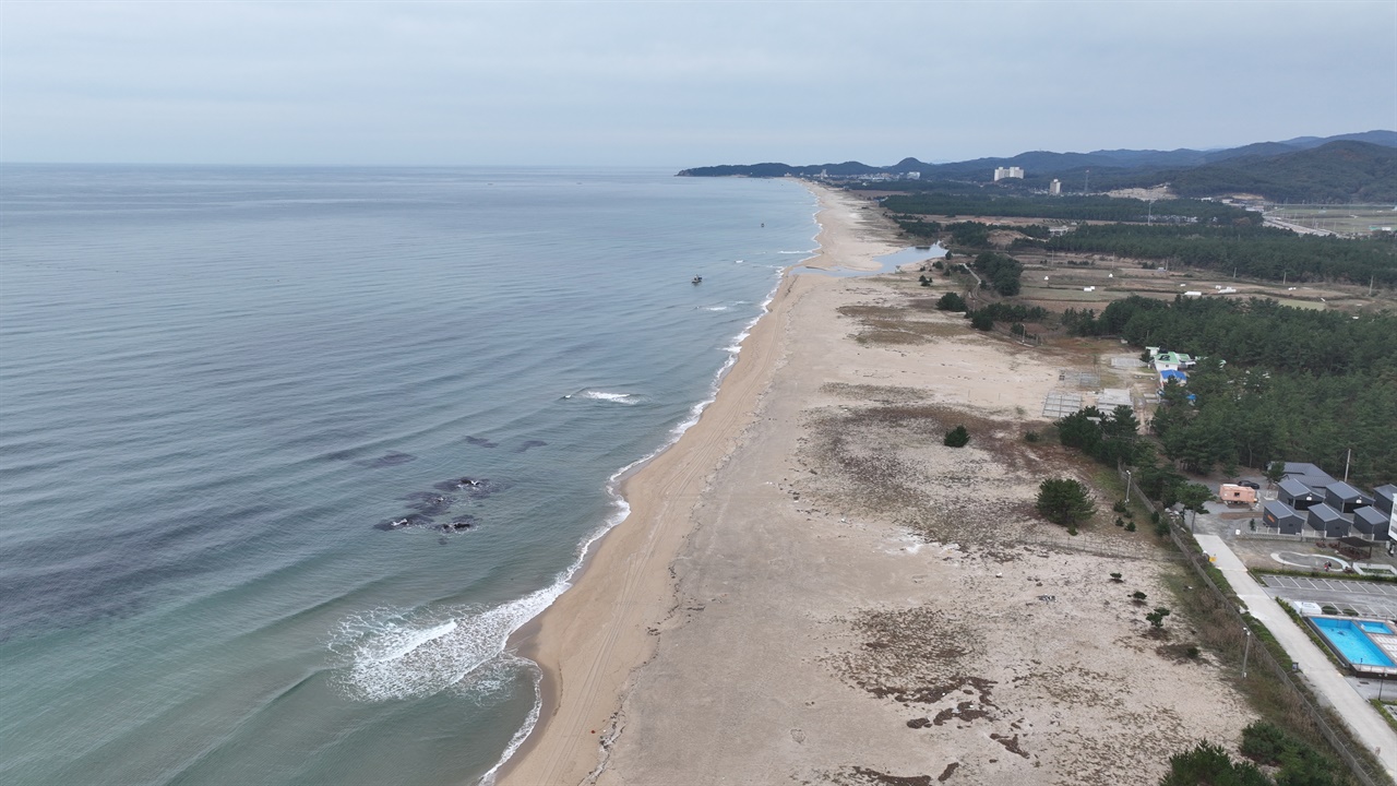 양양 동호해변 하조대해변과 이어진 해변으로 건축물이 없다