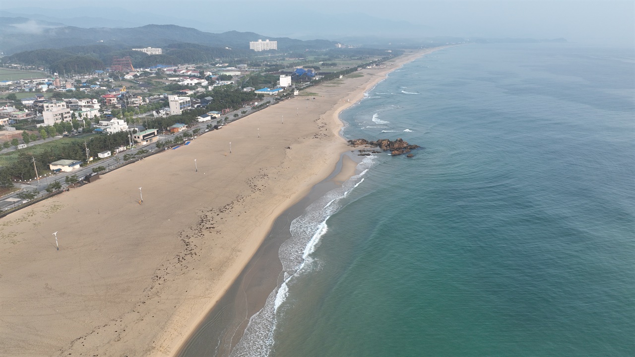 양양 하조대 해변 해변길이가 1.5km, 폭이 100m에 달하는 백사장이다