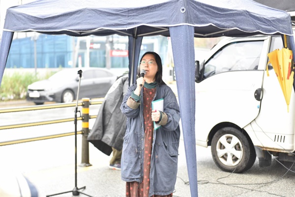  새만금신공항 철회촉구 천막농성 1000일 문화제에서 김지은 새만금신공항백지화국민행동 공동집행위원장이 사회를 보고 있다