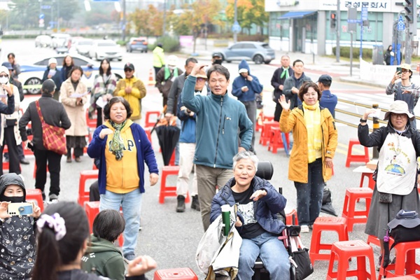  새만금신공항 철회촉구 천막농성 1000일 문화제에서 율동을 따라하는 모습