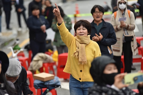  새만금신공항 철회촉구 천막농성 1000일 문화제에서 율동을 따라하는 모습