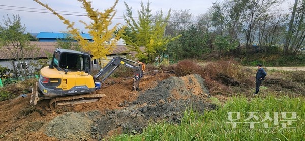  매립한 돼지 사체들이 발견된 전북 무주군 안성면 죽장마을의 한 돼지 농장. 땅 속은 썩어 있었다. 