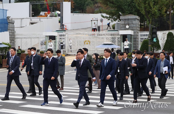  국회 운영위 소속 민주당 전용기, 윤종군, 모경종 의원 등이 1일 오후 김건희 여사와 대통령경호처 소속 7인 등에 대한 동행명령장을 전달하기 위해 대통령실 앞에서 이동하고 있다. 이날 동행명령장 전달은 대통령실의 거부로 무산되었다.