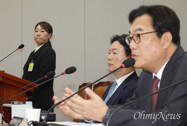  윤석열 대통령 부인 김건희 여사의 공천 개입 의혹을 제보한 강혜경씨가 1일 오후 서울 여의도 국회에서 열린 운영위원회의 대통령비서실, 국가안보실, 대통령경호처에 대한 국정감사에 증인으로 출석해 정진석 대통령비서실장의 답변을 지켜보고 있다.