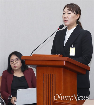  김건희 여사의 공천개입 의혹을 제기한 김영선 전 의원의 회계책임자 강혜경씨가 1일 오후 서울 여의도 국회에서 열린 운영위원회의 대통령비서실, 국가안보실, 대통령경호처에 대한 국정감사에 증인으로 출석해 답변하고 있다. 왼쪽은 강씨의 법률대리인 노영희 변호사.