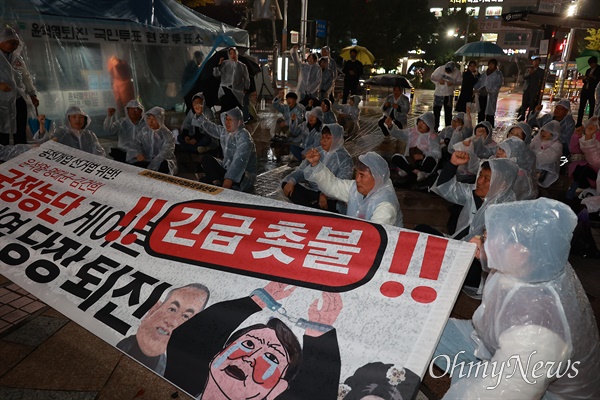  윤석열퇴진 경남운동본부는 1일 저녁 창원 한서빌딩 앞 광장에서 “공천개입 선거법 위반, 윤석열-명태균-김건희 국정농단 게이트, 윤석열 당장 퇴진 긴급 촛불”을 벌였다.