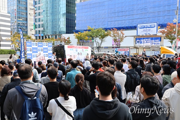  2일 오후 조국혁신당이 대구 중구 현대백화점 앞에서 연 '탄핵다방 1호점'에 많은 시민들이 몰려들어 조국 대표 등의 연설을 듣고 있다. 