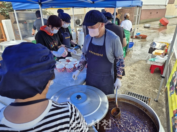  사천지역시민봉사단(단장 정대은)이 11월 2일 오전 삼천포종합운동장 앞 소공연장 일원에서 신차 안전운행 기원제와 회원 만남의 날 행사를 열었다. 사진은 지난 7월 각산 경로당 봉사활동 모습. 