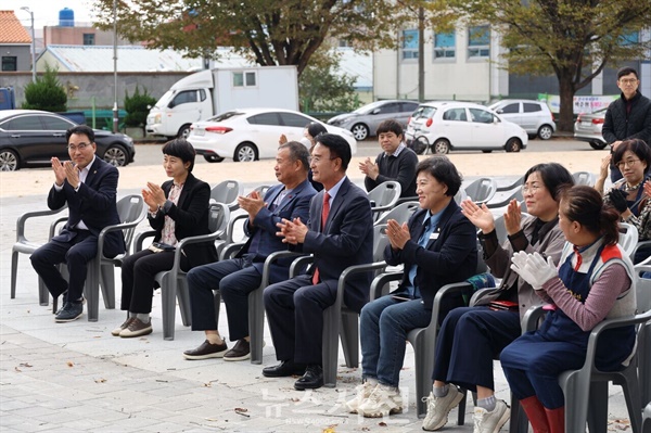  사천지역시민봉사단(단장 정대은)이 11월 2일 오전 삼천포종합운동장 앞 소공연장 일원에서 신차 안전운행 기원제와 회원 만남의 날 행사를 열었다.