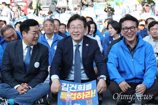  더불어민주당 이재명 대표와 박찬대 원내대표 등 지도부가 2일 오후 서울 중구 서울역 인근에서 열린 김건희·윤석열 국정농단 규탄·특검촉구 국민행동의 날 집회에서 대화하고 있다.