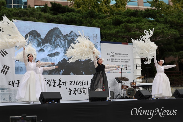  2일 오후 대구 중구 국채보상운동기념공원에서 열린 대구형무소에서 순국한 독립운동가 추모제에서 목영미 한국춤연구회에서 추모공연을 하고 있는 모습.